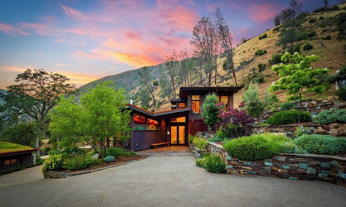El Portal Haus | The Luxe Lodge | Yosemite EV Hot Tub Views