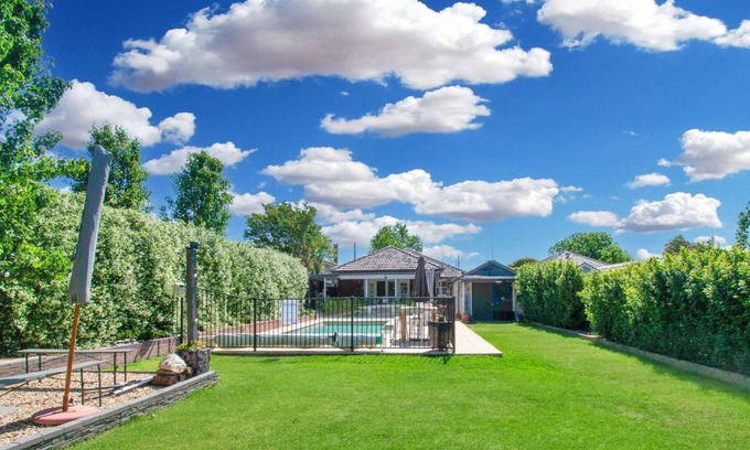Turvey Park Haus | The Macleay - Poolside Entertainer, Pets Allowed