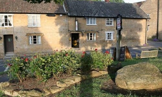 North Perrott Hotel | The Manor Arms