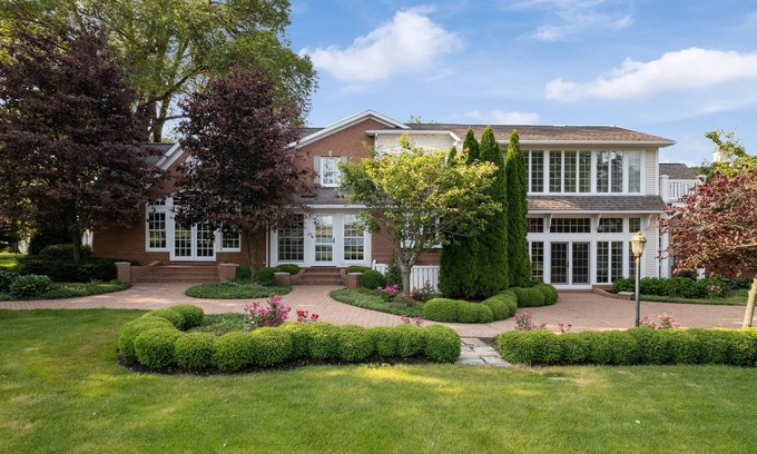 Uniontown Haus | The Manor at Olde Stone Acres. Sleeps 35. Game House. Pond.