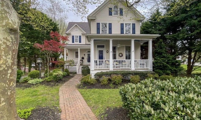 Village Green Haus | The Marlin House, 6 bedrooms 4 full baths sleeps 16 & pet friendly