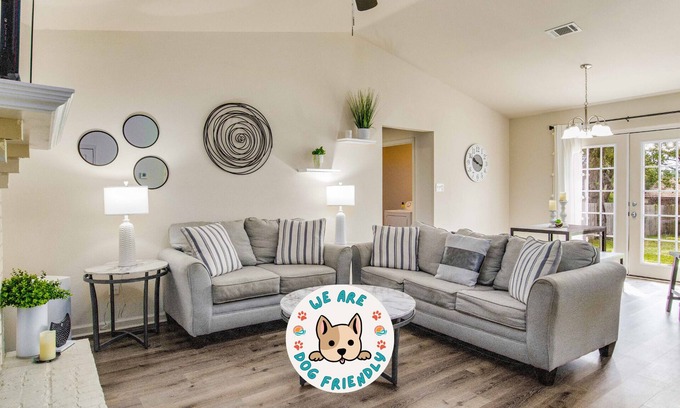 Northwest Pensacola Haus | The Memphis - 🐶Dog Friendly, Near Fairgrounds
