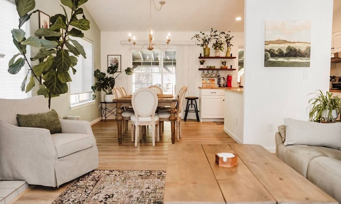 Altamont Haus | The Mintwood| 4 BDR Home Near Crater Lake/OIT