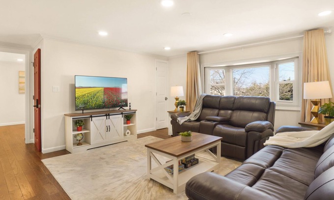 Valley Stream Wohnung | The Mod Pad: 15 min from Airport: Free Parking