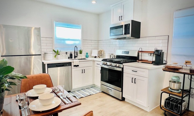 Harbor Wohnung | The Modernist’s Hideaway, a fully-furnished luxury studio located in Long Beach!