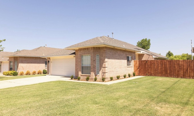Norman Haus | THE MOJO DOJO! WALK TO CAMPUS! Beautiful remodel near OU - PET FRIENDLY