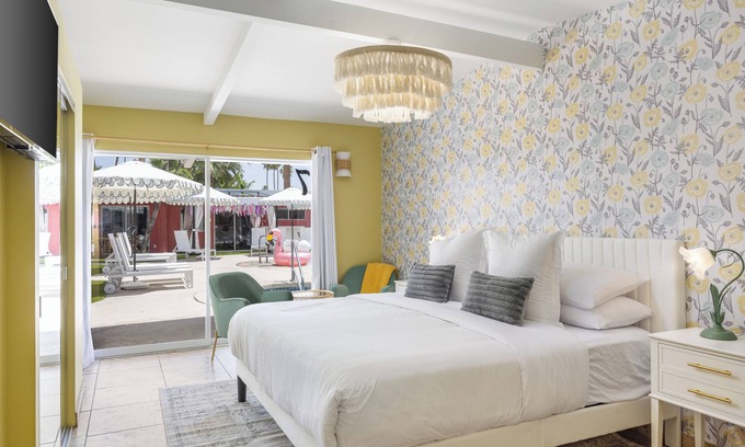 Warm Sands Hotel | The Muse Hotel | Palm Springs | Kitchen, Private Yard, Pool & Hot Tub | Suite 7!!