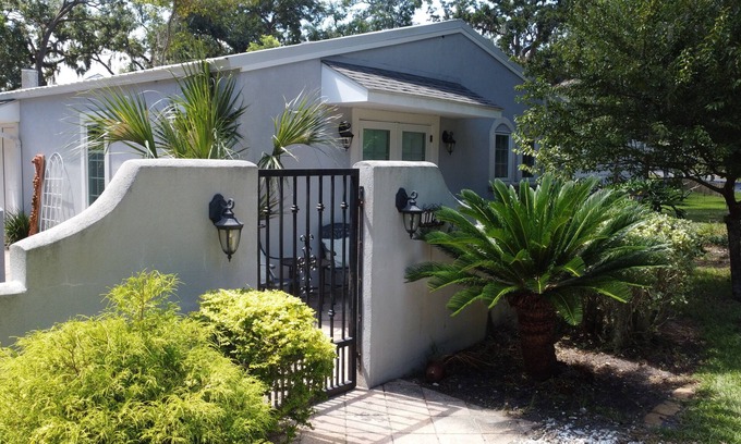 Saint Simons Heights Hütte | The Nest at Circle Park - Cute Cozy Cottage