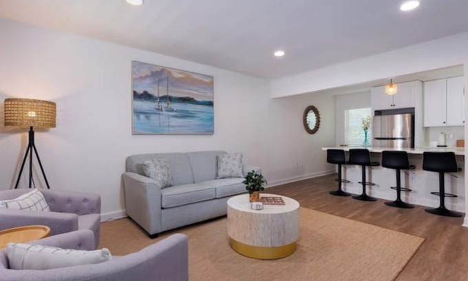 Biloxi Wohnung | The Nest in OS-Steps to Downtown, Minutes to the Beach + Golf Cart Available