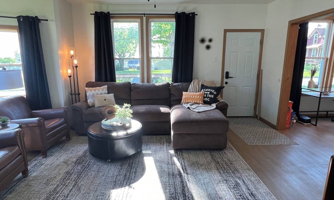 Belle Plaine Haus | The Nest is a newly updated home. Close to park and restaurants. Pet friendly!