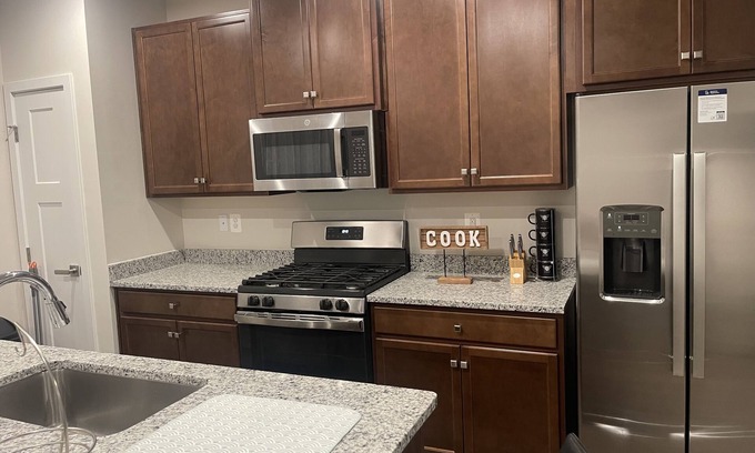 Rio Haus | The newly built townhouse 5 min away from the airport and a mile from stores