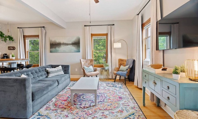 Hastings Wohnung | The Nininger Historic Apt - Walk to DT & River, King Bed, Pet Friendly