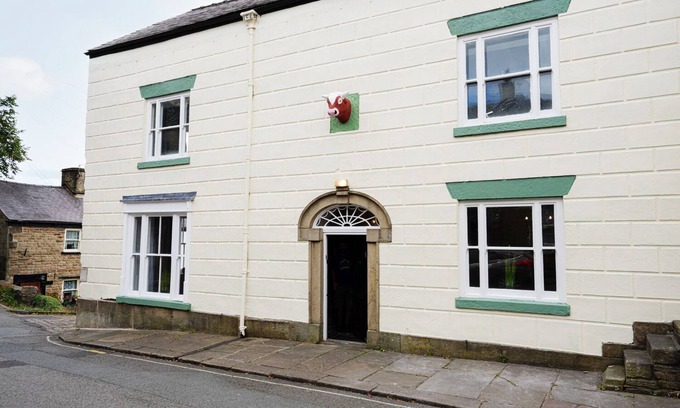 Chapel en le Frith Haus | THE OLD BULLS HEAD, pet friendly, with hot tub in Chapel-En-Le-Frith