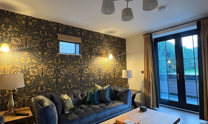 Pimperne Haus | The Old Coach House Pimperne ~ Hot Tub