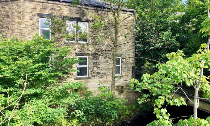 Wadsworth Hütte | THE OLD RIVERSIDE SCHOOL HOUSE, pet friendly in Hebden Bridge