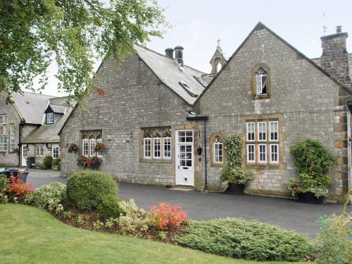 Tideswell Haus | The Old School House