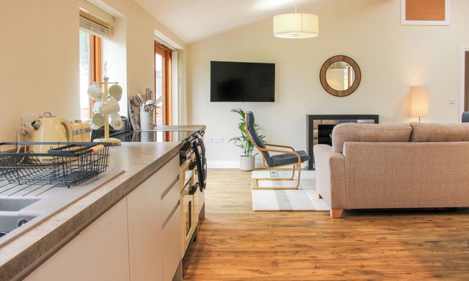 Ellenhall Hütte | THE OLD SMITHY, pet friendly, with a garden in Eccleshall