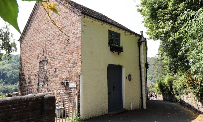 Ironbridge Hütte | THE OLDE DRILL HOUSE, pet friendly in Ironbridge