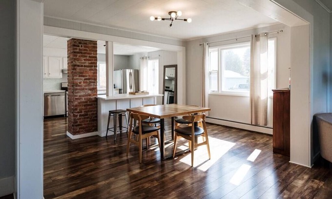 Calumet Haus | The One on Main - 3 BR House