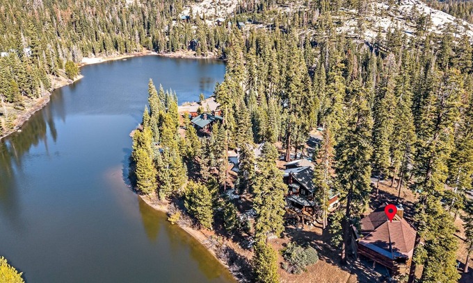 Bear Valley Kabine | The only Bear Valley lakefront + beachfront cabin with ski in-out access
