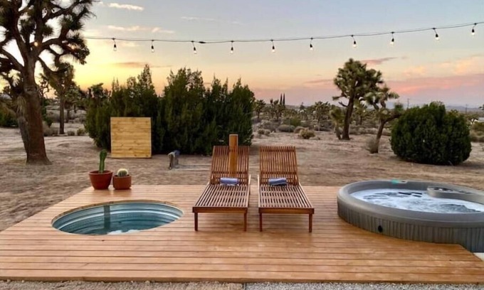 Yucca Valley Hütte | The Onyx - Hot tub - Cowboy Pool - Lounging deck
