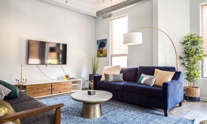 River North Wohnung | The Orleans - Entire Building - With Rooftop Deck!