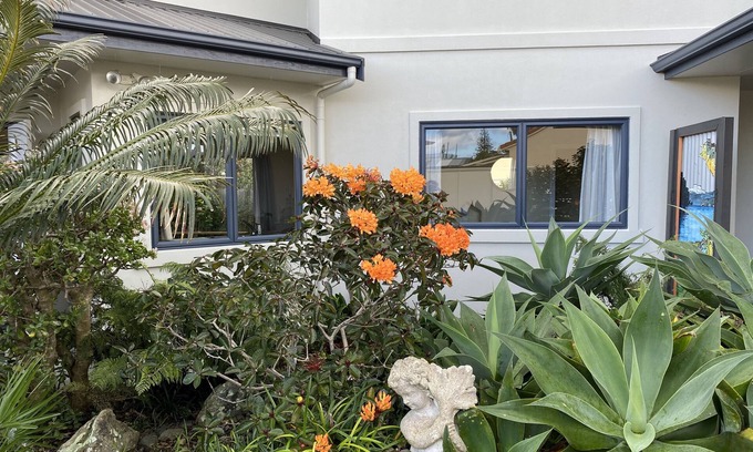 One Tree Point Haus | The Palms on Bermuda: A tropical Oasis 100m to the Harbour’s edge.