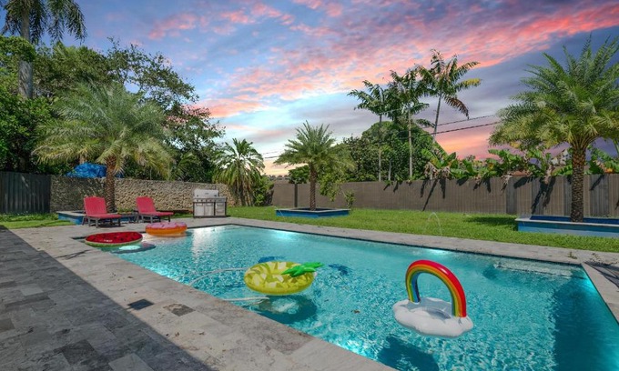 Cutler Bay Haus | The Palms - Pool Table, Heated Pool, Work Area & BBQ