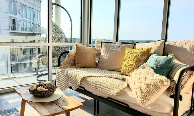 Northwest Wohnung | THE PARADISE PLACE! Luxurious Entire 1 Bedroom Condo w/ Balcony