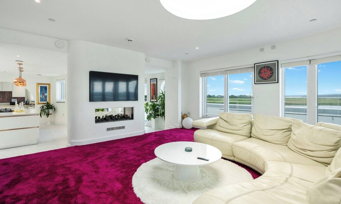 Lymington Hütte | THE PENTHOUSE - MARINE HOUSE, family friendly in Milford On Sea