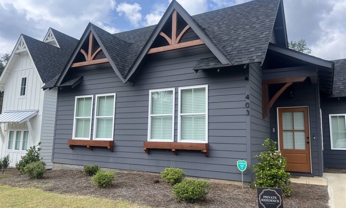 Auburn Haus | The Perch on Piper | 3 Bed, 2 Bath