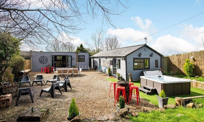 Wick Haus | Zwei Blockhütten mit 2 Schlafzimmern für bis zu 16 Personen