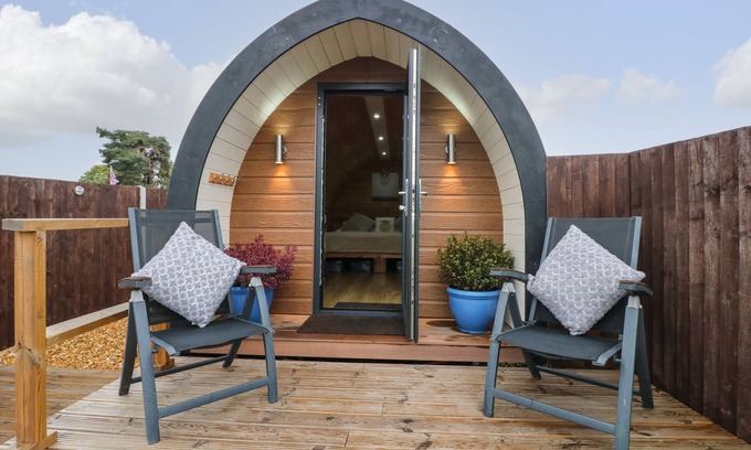 Kingstone Hütte | THE POD AT BANK HOUSE FARM, romantic, with a garden in Hixon
