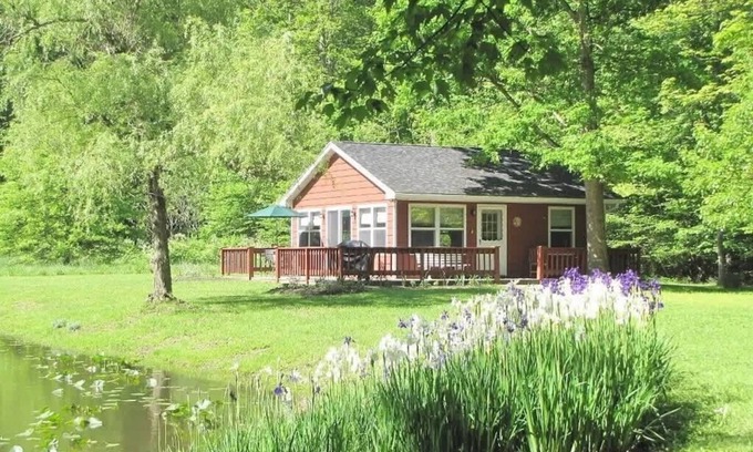 Austinburg Haus | The Pond Cottage at Rustic River
