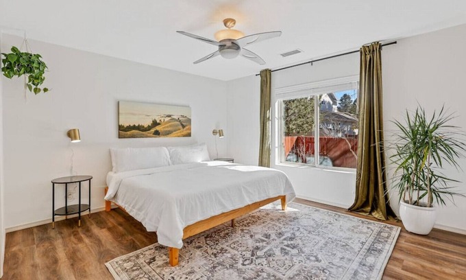 Ponderosa Trails Haus | The Ponderosa House | Garage | Quiet neighborhood