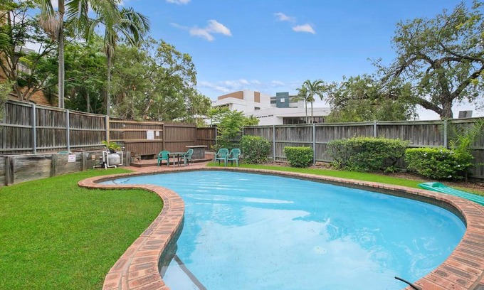 Auchenflower Wohnung | The Poolside Perch - A Breezy Balcony Gem