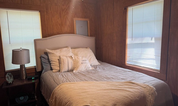 Oakland Kabine | The Presidential Suite, Enid Lake, Ole Miss, Crappie Fishing, ATV, Hunting