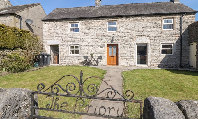 Monyash Hütte | THE PRIORY, family friendly, character holiday cottage in Monyash