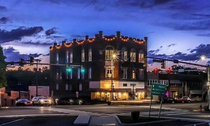 Fayetteville Wohnung | The Pythian Building Penthouse Apt. is centrally located on the city square.