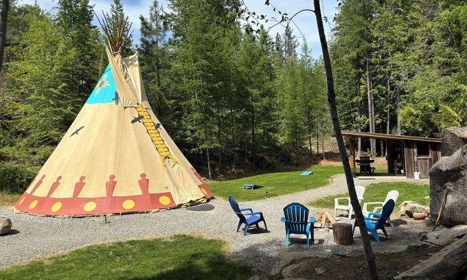 Boundary County Wohnmobilvermietung | The Raven's Nest Teepee . Nestled in the Selkirk Mountain range, in Naples Idaho