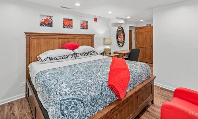 Plato Center Haus | The Red King Room, ensuite full restroom