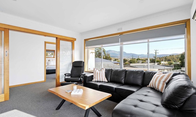 Warrane Haus | "The Residential Retreat" - Sleeps 15, 3.5 Bath.