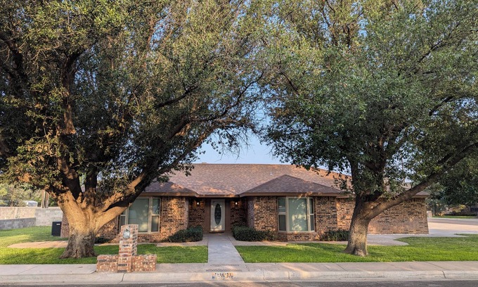 Hobbs Haus | The Rest of The West! đ¤nBeautiful, Large home w/pool table Nice Neighborhood!