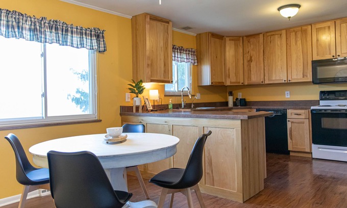 Carbon Hill Haus | The Retreat at CCWC - Three bedroom house, minutes from Ohio U. & Athens.