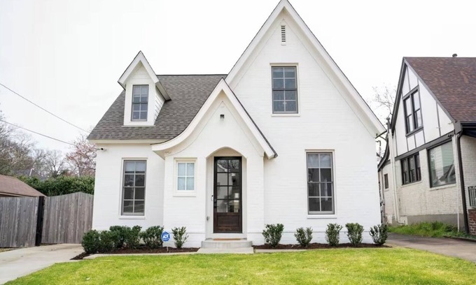 University District Haus | The Retro Memphis! Arcade + Hot Tub