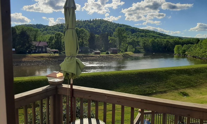 Confluence Wohnung | Das River View Apartment ist genau das. Eine schöne 2. Geschichte.