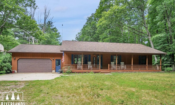 Newaygo Haus | The Riverlands - Spacious Home on Muskegon River!!