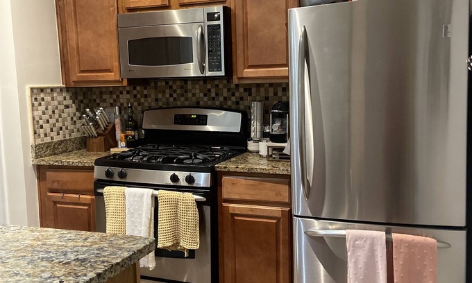 Landmark Eigentumswohnung | The Room at Eisenhower w/ parking. Walk to Blue & Yellow line Metro!