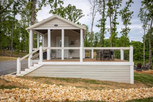 Dover Haus | The Salt Shack (In The Pines at KY Lake) 121 Pine Grove Lane, Dover, TN 37058