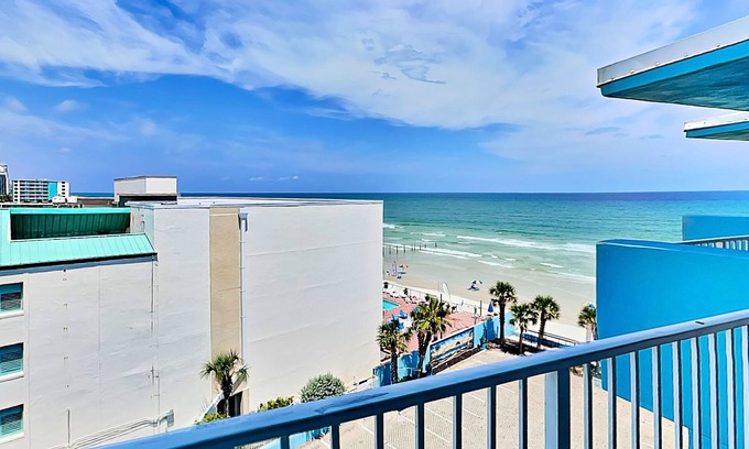 Daytona Beach Eigentumswohnung | The Salty Fountain | Beachfront Condo with Balconies, Resort Pool + Hot Tub